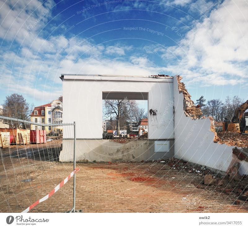 Zimmer mit Aussicht Abriss Abrisshaus Baustelle Absperrung Wand Mauer Fenster Loch viereckig Ruine Himmel Wolken Schutt Bauzaun Gitter Metall Außenaufnahme