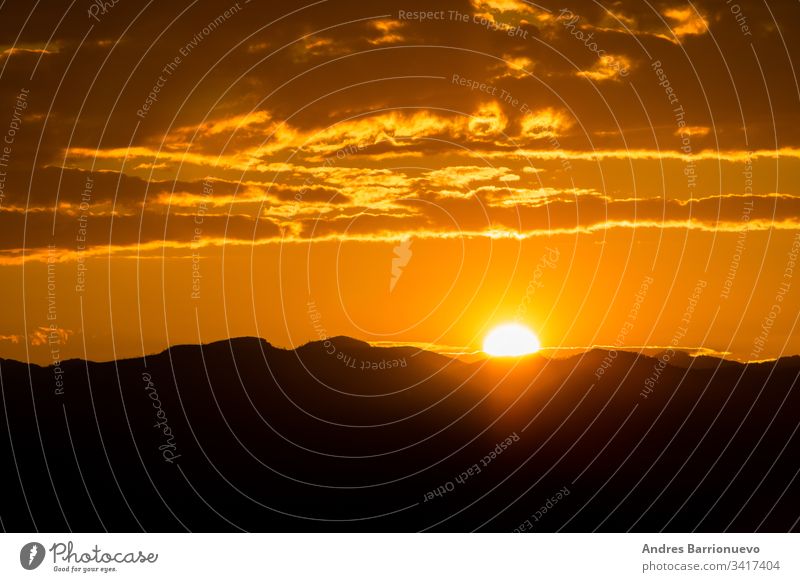 Sonnenuntergang über den Bergen im Freien Wolken Morgen Sonnenaufgang dunkel Unwetter malerisch dramatisch orange Landschaft Cloud Hintergrund