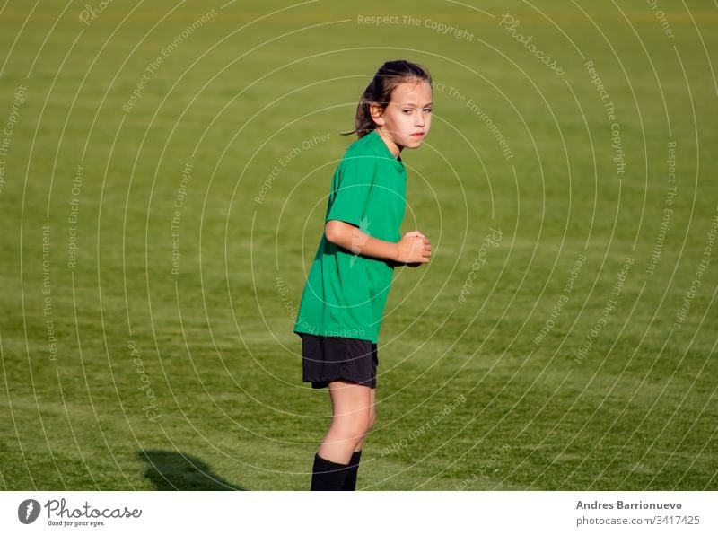 Kleines Mädchen im Fußballtraining Licht schön niedlich Spiel Ball Spieler Kind üben müde spielen Frau Kindheit Jugend Übung Uniform wenig Person Schweiß