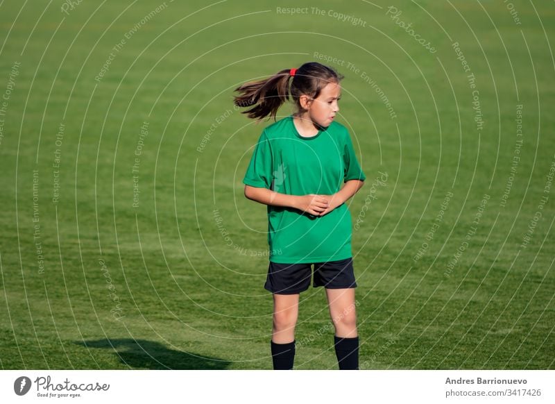 Kleines Mädchen im Fußballtraining Licht schön niedlich Spiel Ball Spieler Kind üben müde spielen Frau Kindheit Jugend Übung Uniform wenig Person Schweiß