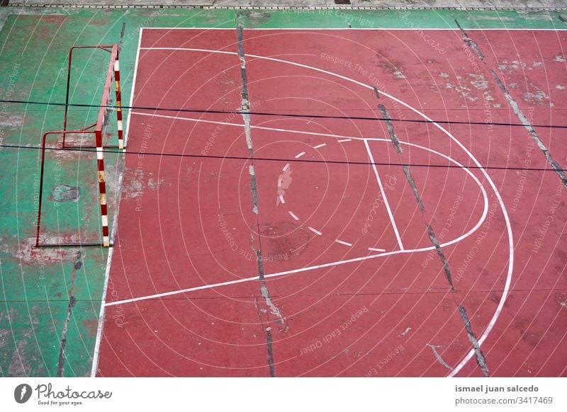 Straßenfußballfeld aufgegeben Fußball Feld Gericht rot Fußballfeld Tor Netz Seil Sport Sportgerät spielen Spielen Verlassen alt Park Spielplatz im Freien