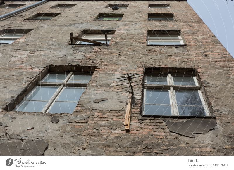 Antenne 3.0 Prenzlauer Berg Hinterhof hinterhofidyll Fenster Menschenleer Stadtzentrum Außenaufnahme Hauptstadt Haus Altstadt Bauwerk Gebäude Wand Altbau