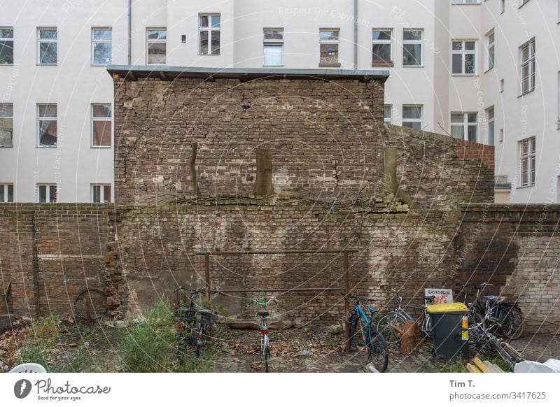 Hinterhof Berlin Stadthaus Fassade Innenhof Wohnhaus Menschenleer Stadtzentrum Häusliches Leben Hof Mauer Brandmauer Wohngebiet Wand Mehrfamilienhaus Fenster