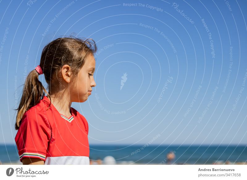 Kleines Mädchen posiert am Strand blau Kind Natur Sonne sich[Akk] entspannen Kiddie Sand sonniger Tag Feiertag Sommer niedlich Fröhlichkeit jung MEER Glück