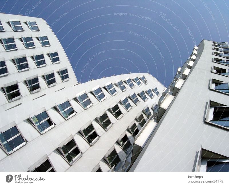 look up 01 Haus weiß Fenster Gebäude Architektur Himmel Düsseldorf Hafen Gehry Bauten Medienhafen blau