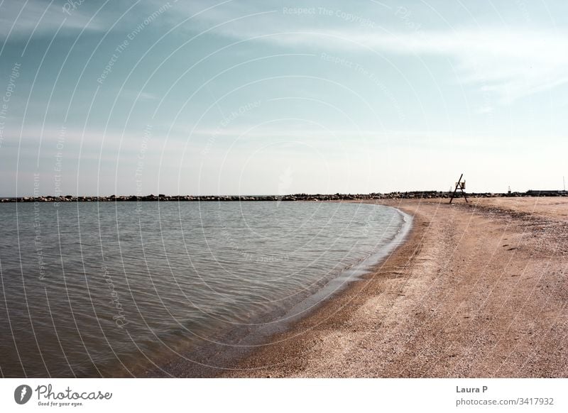 Meeresblauer Himmel und Sand Hintergrund Bucht Strand schön Blaues Meer Windstille übersichtlich Küste Küstenlinie Konzept Feiertag Lagune Landschaft liquide