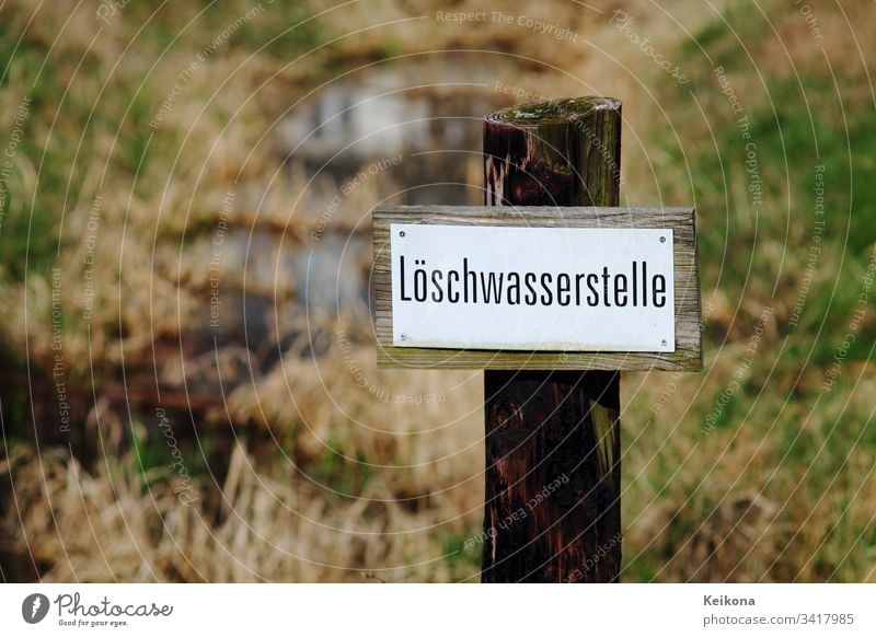 Löschwasserstelle im Feld. Wasserkanal auf dem Acker beim Feuer zu verwenden. feuer löschen feuerwehr feld acker deutschland reservier grass trockenheit flammen