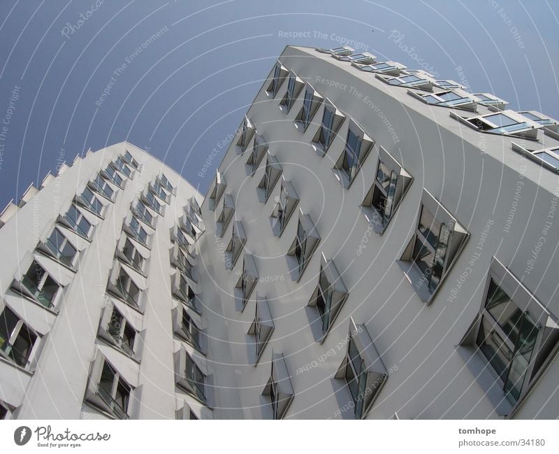 look up 02 Haus Gebäude weiß Fenster Froschperspektive Architektur Himmel blau Hafen Medienhafen Düsseldorf Gehry Bauten modern