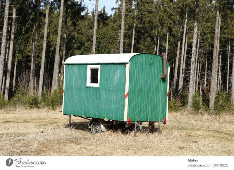 Mobile Holzfällerhütte steht im Wald alpin Kunst Kunstwerk Hintergrund schön blau Kabine Kanada Postkarte gemeißelt Weihnachten Klettern kalt Eckstoß Cottage