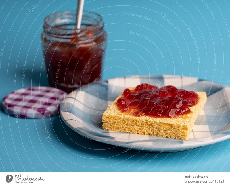 Fakefood Essen Frühstück Toastbrot toast Marmelade Ernährung fake Plastik Illusions Blau Manipulationen konzept plastikfood erdbeeremarmelade künstlich vegan