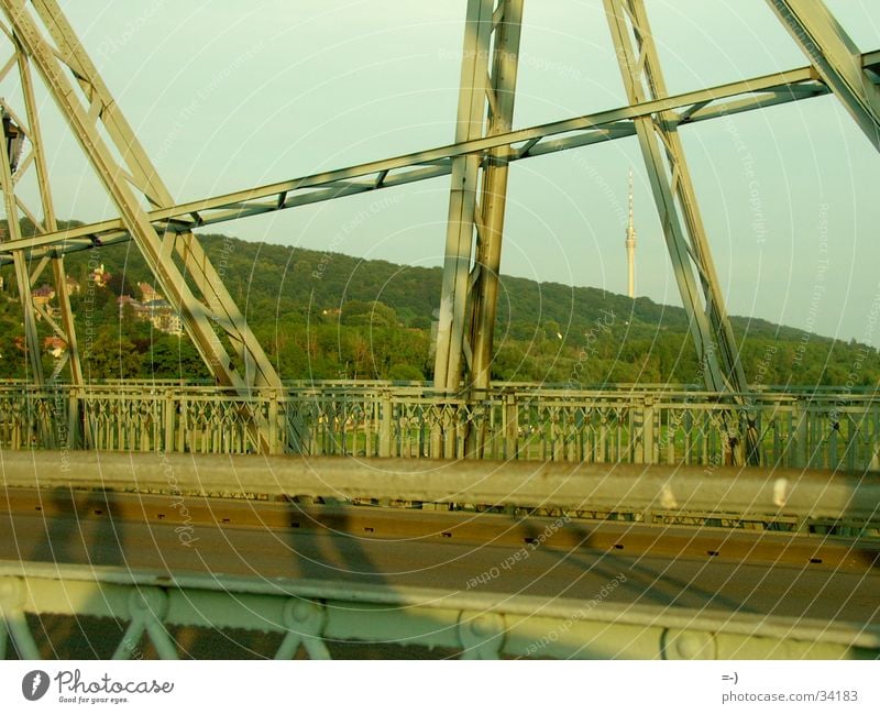 Brücke Konstruktion Stahl Dresden Licht & Schatten Wahrzeichen Denkmal Sehenswürdigkeit Stahlkonstruktion Stahlträger Brückenkonstruktion Detailaufnahme