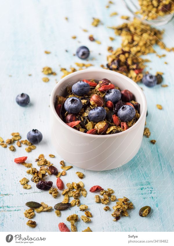 Matcha-Grüntee-Granola mit Beeren Müsli selbstgemacht grün Tee Schalen & Schüsseln Pastell türkis Hintergrund Hafer Goji Trockenfrüchte Saatgut Sesam Muttern