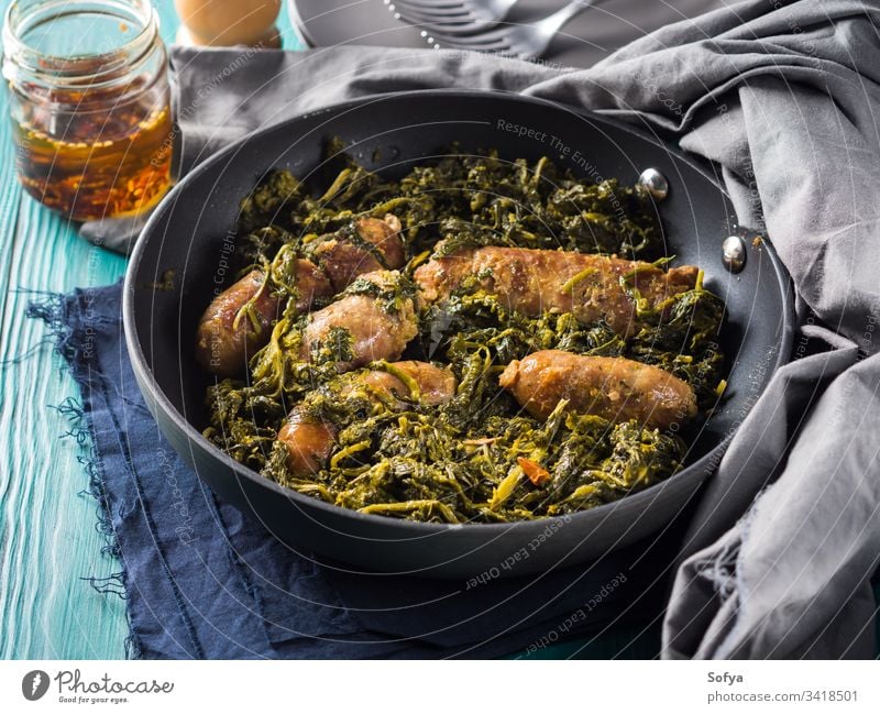 Italienische Würstchen mit Rapini-Brokkoli in der Pfanne Wurstwaren Fleisch rapini Kale schwarz Sekunde Speise Abendessen Mittagessen Mahlzeit dienen Tisch