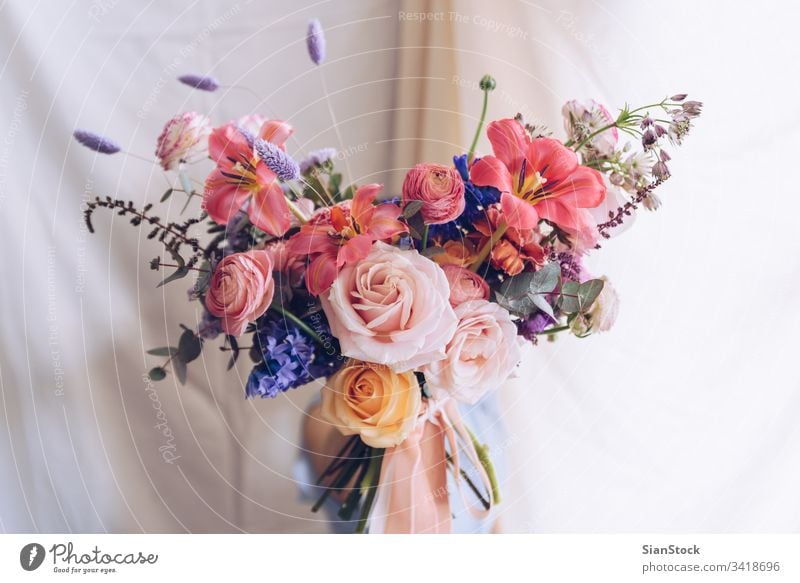 Junge Frau in einem hellblauen Kleid mit einem Blumenstrauß in der Hand. Romantisches Konzept. Mädchen weiches Licht schön altehrwürdig Hochzeit weiß jung