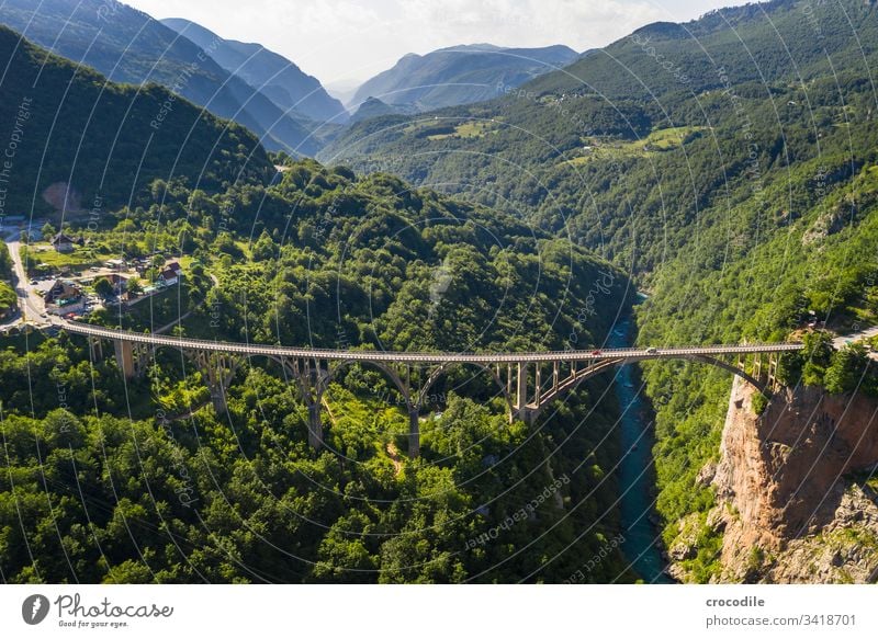 Durmitor Nationlapark Roadtrip Straße tara Brücke Schlucht Beton roadtrip bulli VW T6 VW Bus Montenegro Berge u. Gebirge Drohnenansicht Luftaufnahme