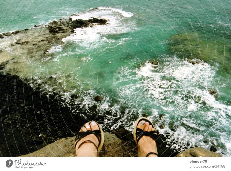 Am Abgrund Meer Klippe Brandung Lagune Ferien & Urlaub & Reisen Strand Lava Fuerteventura Kanaren makaber Berge u. Gebirge Wasser Fuß Felsen