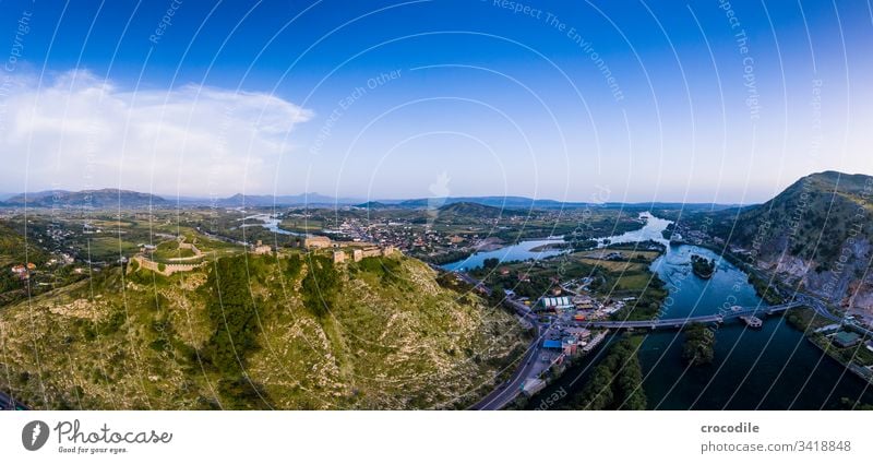 drohnenaufnahme der burg von shkodra albanien Flüsse Stadt Wildnis Freiheit Ferien & Urlaub & Reisen Burg oder Schloss Tourismus Sehenswürdigkeit Wahrzeichen