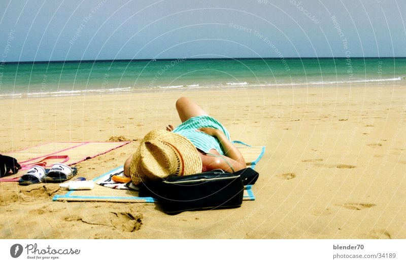 Faul am Strand Kanaren Fuerteventura Frau Meer Sommer Physik Europa Sonne Sonnenhut weißer Sand Pumaletten Wärme