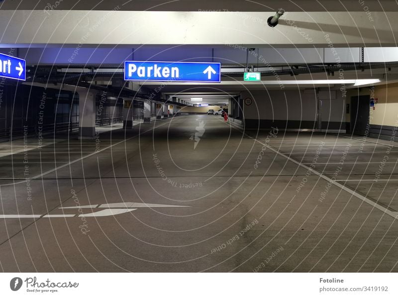 Parkhaus am Samstag Abend zur Hauptshoppingzeit während der Coronakriese Parkplatz Verkehr Verkehrswege Farbfoto Straßenverkehr Menschenleer Wege & Pfade Stadt