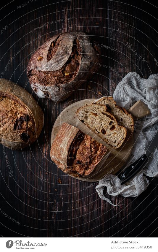 Frisches Bauernbrot auf dem Tisch Brot Brotlaib Lebensmittel frisch Kunstgewerbler selbstgemacht lecker rustikal Bäckerei Kruste geschmackvoll Mahlzeit