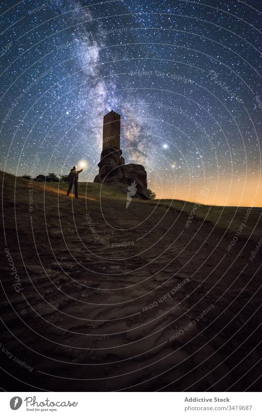 Unbekannter Tourist erkundet alte Ruinen bei Nacht erkunden Reisender Sightseeing bleiben antik Burg oder Schloss Milchstrasse Verlassen ruiniert Architektur