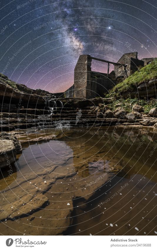 Alte Steinruinen in sternenklarer Nacht Landschaft Natur Stern Himmel Ruine Burg oder Schloss Treppe Wasserfall Milchstrasse strömen Felsen antik Struktur