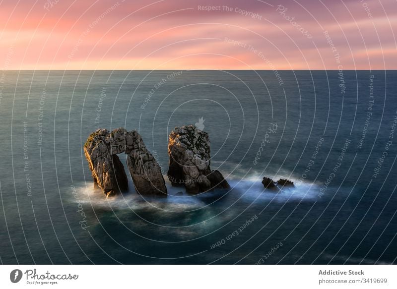 Malerische Landschaft mit Felsen im Meer bei Sonnenuntergang Wasser Natur MEER Himmel Cloud Klippe Windstille Strahl malerisch reisen idyllisch Stein Abenteuer