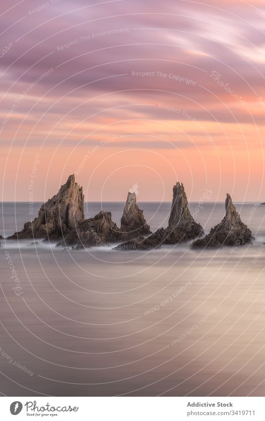 Malerische Landschaft mit Felsen im Meer bei Sonnenuntergang Wasser Natur MEER Himmel Cloud Klippe Windstille Strahl malerisch reisen idyllisch Stein Abenteuer