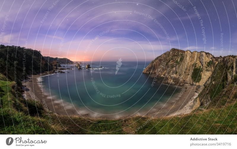 Malerische Landschaft mit felsiger Meeresküste bei bewölktem Sonnenuntergang Natur Himmel Klippe Tourismus Wasser Küste MEER reisen Ufer Strand Berge u. Gebirge