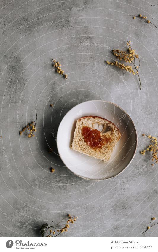 Leckeres Brot mit Marmelade zum Frühstück Brioche Lebensmittel geschmackvoll lecker frisch süß Dessert selbstgemacht Gebäck Mahlzeit Löffel dienen Speise Teller