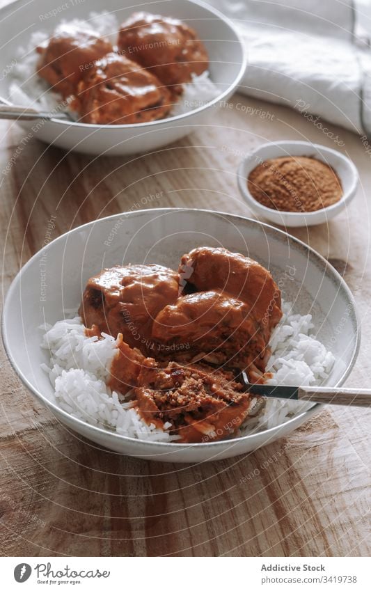 Reis und Frikadellen mit Currysauce Fleischklößchen Linse Veganer Tisch heimwärts Lebensmittel Speise Mahlzeit geschmackvoll Abendessen Küche Feinschmecker