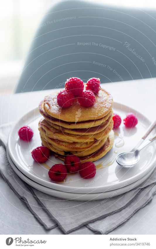 Leckere Pfannkuchen mit frischen Himbeeren Teller Löffel Dessert Frühstück Morgen lecker süß Lebensmittel geschmackvoll Gebäck Feinschmecker reif Beeren