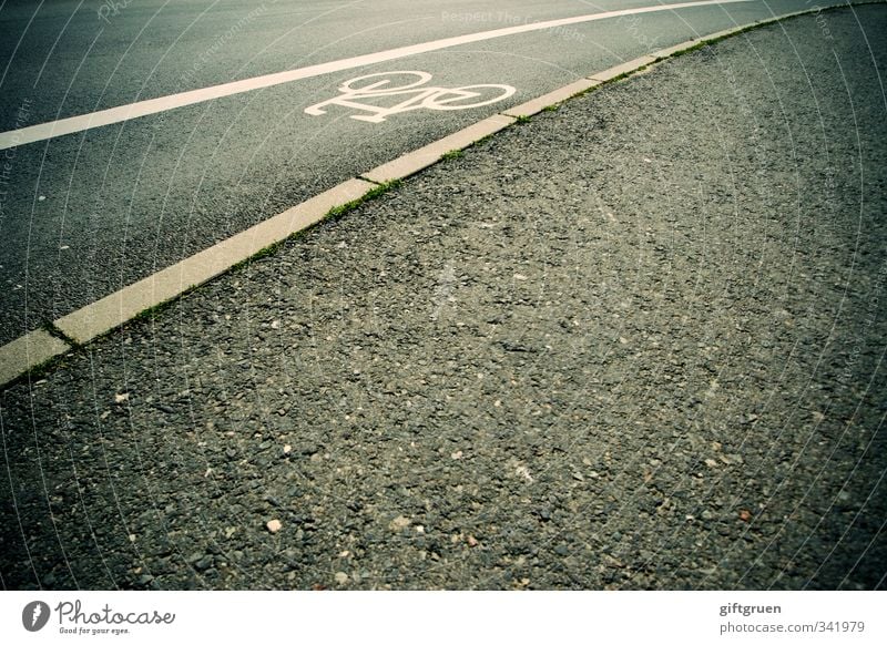 Fahrradstreifen Asphalt Verkehr Mobilität Gehweg Gehwegmarkierung Markierung Streifen schwarz Stadt Bordstein Fahrbahn Straße Straßenverkehr Verkehrswege