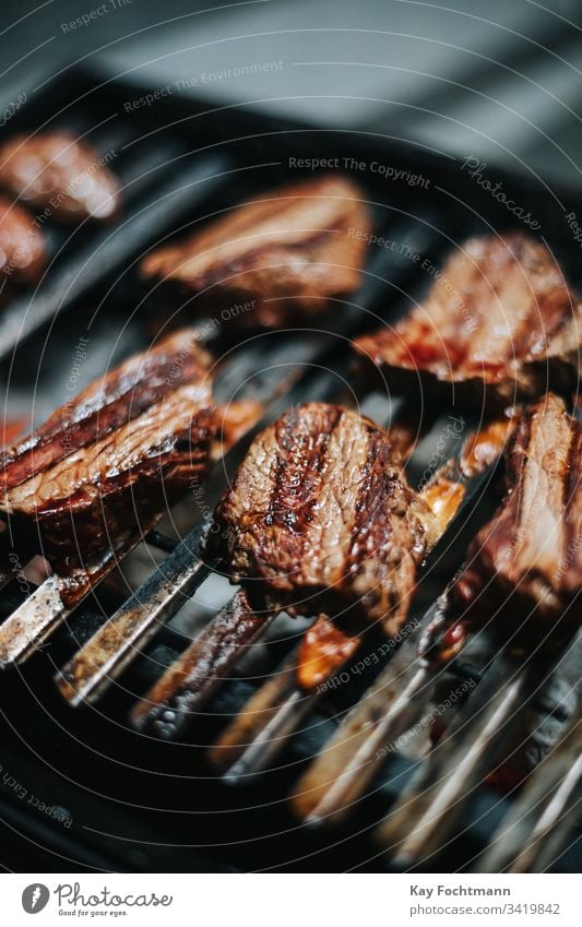 leckere Steaks auf dem Grill Barbecue Barbecue-Grill Grillen grillen Rindfleisch Essen zubereiten Abendessen Lebensmittel Raster Grillrost gegrillt erwärmen