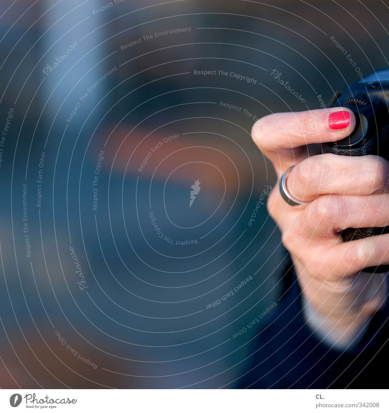 auslöserin Freizeit & Hobby Ferien & Urlaub & Reisen Tourismus Ausflug Sightseeing Fotokamera Mensch feminin Frau Erwachsene Hand Finger 1 18-30 Jahre