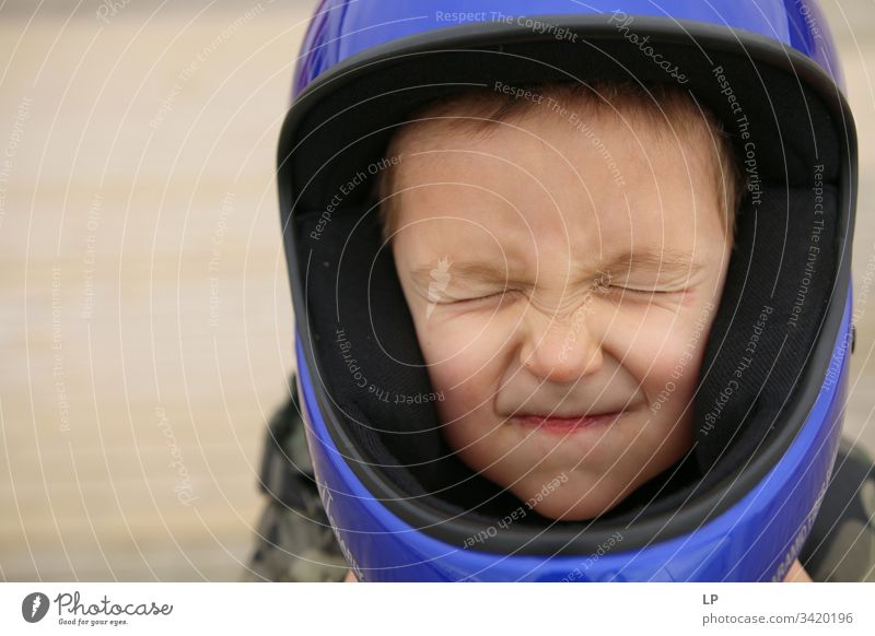 Junge mit einem Helm Schutzhelm Familie & Verwandtschaft Elternschaft Raum Traumtänzer Kindheit Erwachsene Kindererziehung Brutpflege Leidenschaft