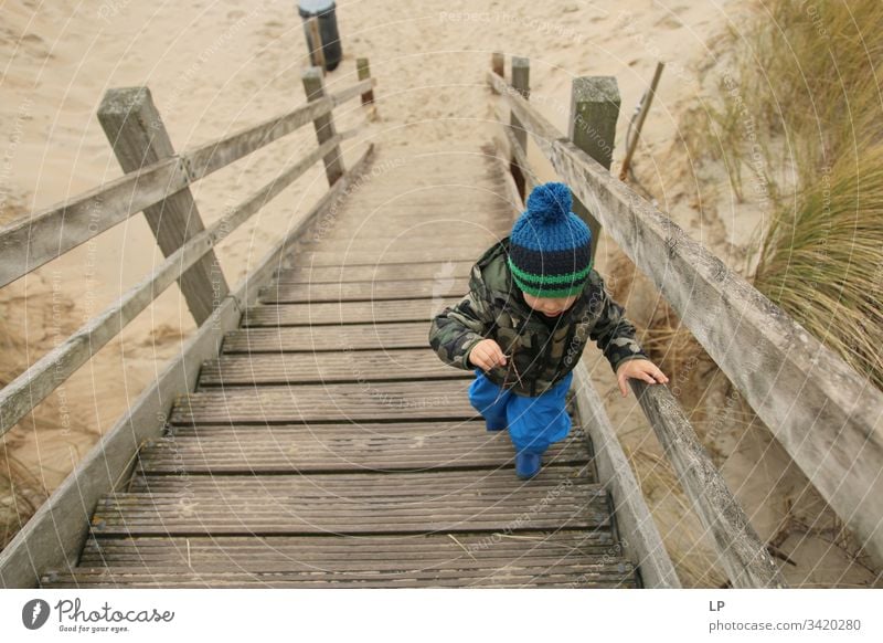 Junge beim Treppensteigen die Treppe hinauf Zukunftsbild Optimismus Kraft Tatkraft Erfolg Karriere Mut Willensstärke Entschlossenheit Gefühle Kinderspiel Leben