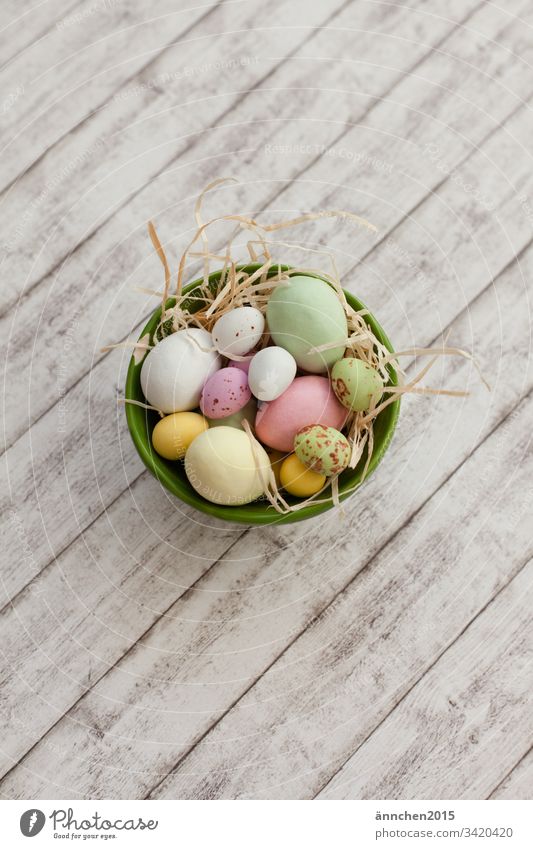 Osternestchen Frühling Ei Eier Schokolade Süßes Osterei Dekoration & Verzierung mehrfarbig Lebensmittel Tradition Feste & Feiern Natur Nest Innenaufnahme