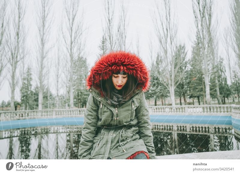 Junge, coole Frau mit ghotichem Stil an einem städtischen Ort urban Großstadt Winter Kleidung gothic Felsen modern lässig anhaben trendy Kühle frisch Frische