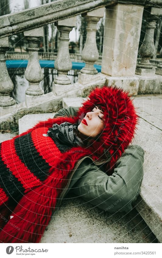 Junge, coole Frau mit ghotichem Stil an einem städtischen Ort urban Großstadt Winter Kleidung gothic Felsen modern lässig anhaben trendy Kühle frisch Frische