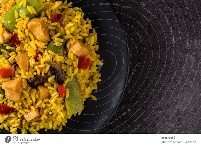 Gebratener Reis mit Huhn und Gemüse auf schwarzer Platte. Ansicht von oben. Platz zum Kopieren asiatisch Hähnchen Chinesisch gekocht Küche lecker Speise