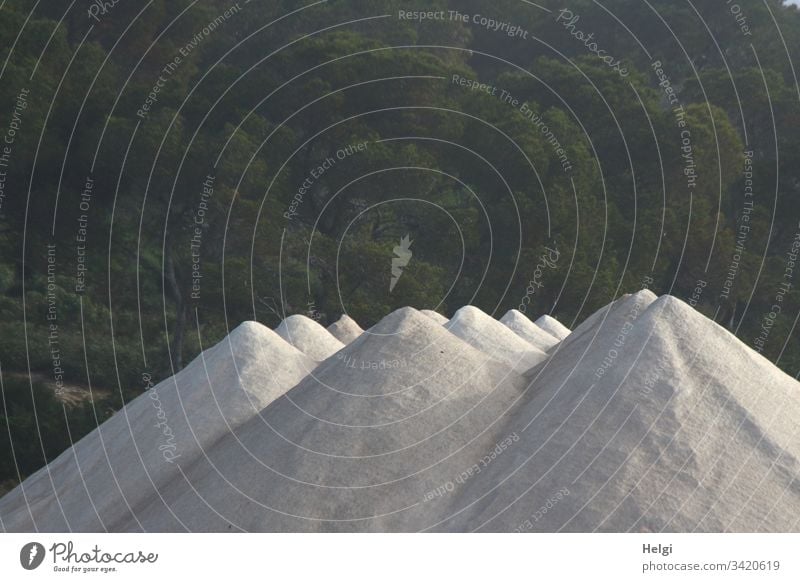 Salzberge in der Salzgewinnungsanlage Ses Salines auf Mallorca Außenaufnahme Farbfoto menschenleer schönes Wetter Sonnenlicht Licht Schatten Landschaft Natur