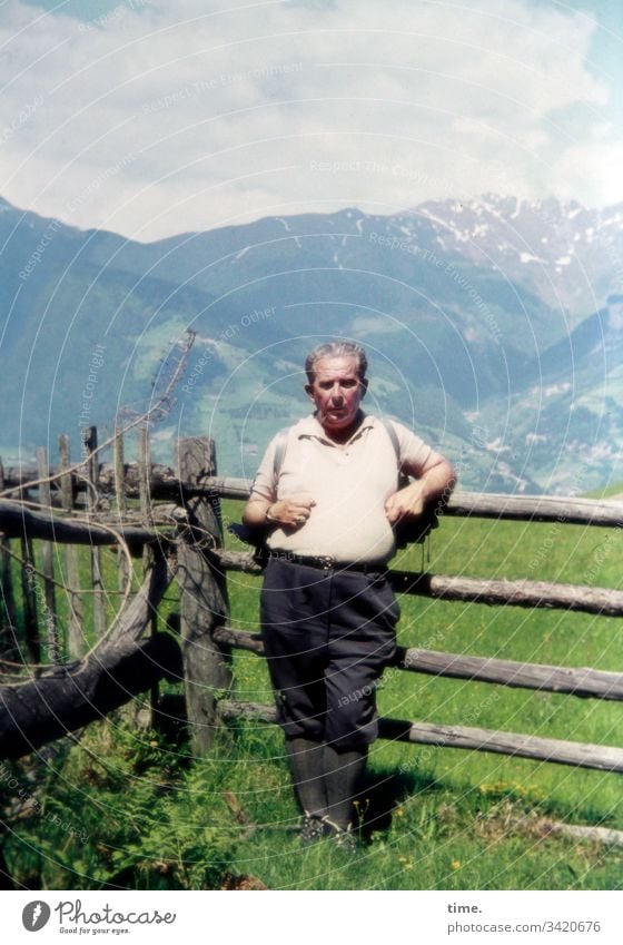 Bergmann natur berge zaun wanderung ferien pause urlaub reisen gebirge wiese alm hemd hose Sonnenlicht kurzhaarig posen erholung entspannung holz gatter