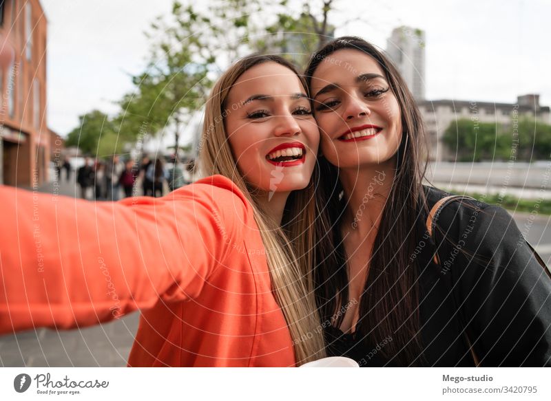 Zwei junge Freunde, die sich im Freien vergnügen. Porträt zwei Selfie heiter Straße Erwachsener Treffpunkt Mädchen reisen Frau urban Freizeit Freude Stil cool