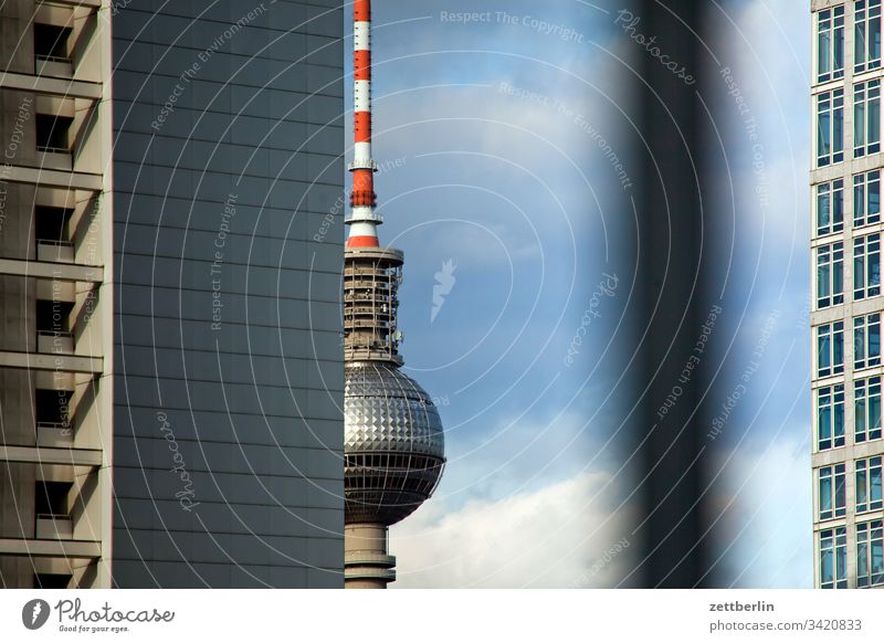 Fernsehturm again außen menschenleer textfreiraum telespargel fernsehturm funk- und ukw-turm alex alexanderplatz kugel haus hochhaus fassade fenster