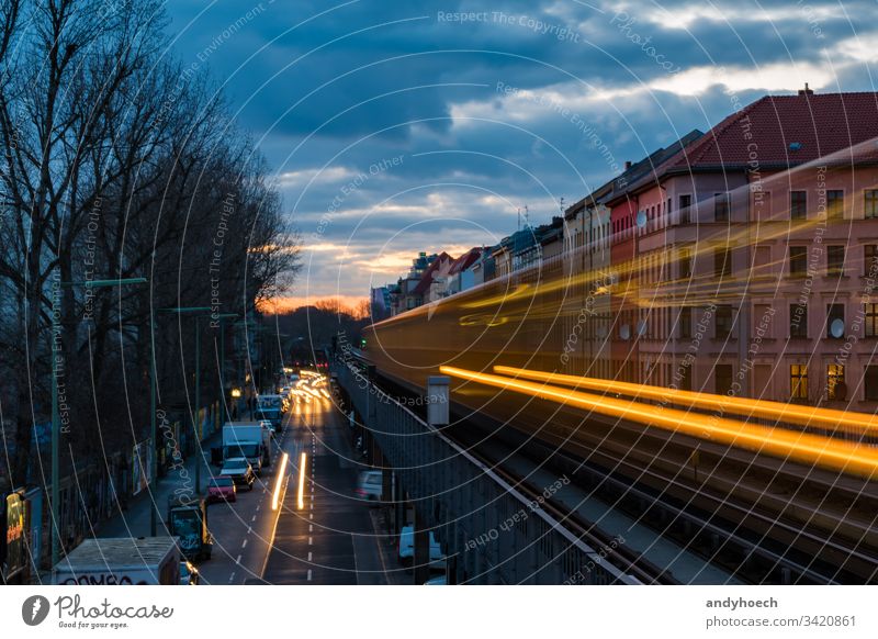 alte U-Bahn in Langzeitbelichtung Architektur Hintergrund Berlin Brücke Gebäude Business Kapital Autos Großstadt Wolken farbenfroh Abend Belichtung Fassade