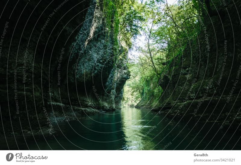 Bergfluss zwischen Felsen mit grünen Pflanzen in der Martville-Schlucht in Georgien Batumi Kaukasus Martvili Herbst Hintergrund blau hell Klippe Klima Wolken