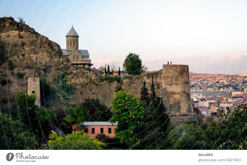 die christliche Kirche auf dem Berg und die alte antike Festung vor der Kulisse des Stadtbildes Georgien Antiquität Architektur Herbst Balkon blau Gebäude