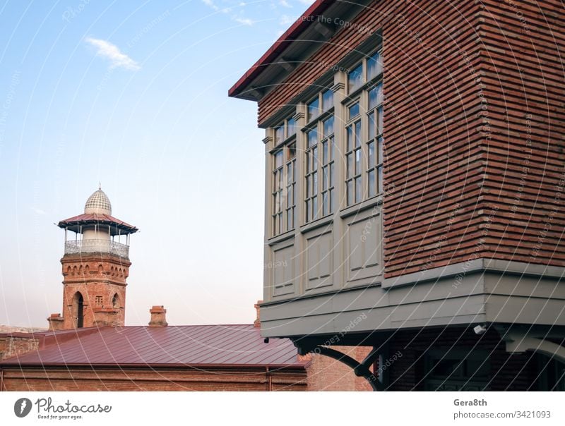 hoher alter Turm und modernes Gebäude mit Fenstern in Georgien Kaukasus Architektur blau Baustein Großstadt Wolken Farbe Eckstoß Tag Dom Haus Religion retro