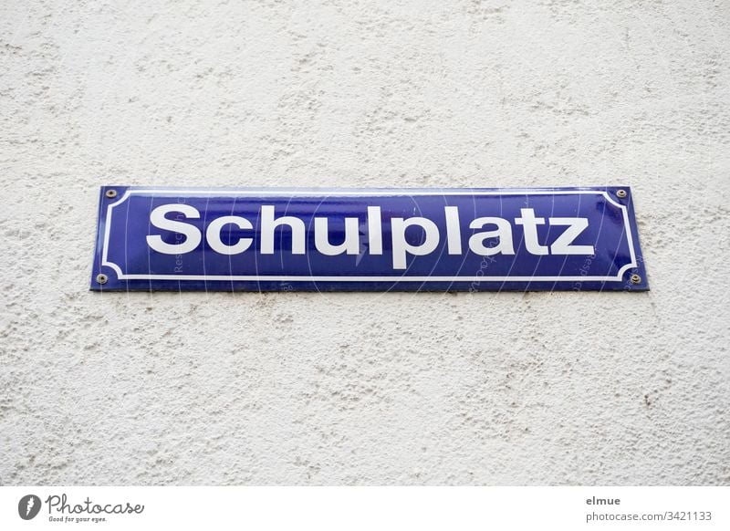 Schild "Schulplatz" Straßenschild Wand Mitteilung Name Schrift Bezeichnung lesen Schule Platz Mauer Emailleschild Außenaufnahme Schriftzeichen Buchstaben